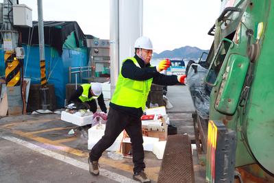 박 시장은 3일 오전 7시 사천시 동지역 시가지 일원에서 쓰레기 종량제 봉투를 수거하면서 2023년 ‘새로운 시작 행복도시 사천’ 건설의 첫발을 내디뎠다.

