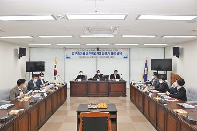 사천시의회 의원 연구단체인 ‘초선회’가 14일 의회 소회의실에서 ‘인구증가 정주여건 개선을 위한 전문가 초청 교육’을 실시했다.
