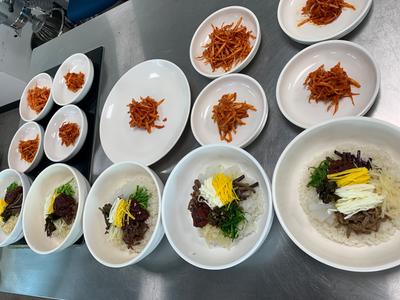 비빔밥, 도라지생채, 더덕생채 
