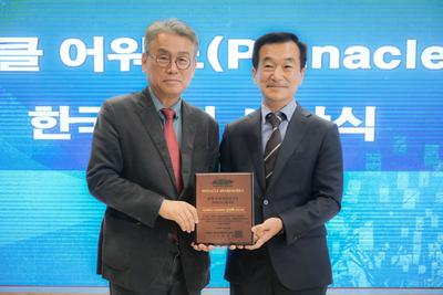  사천에어쇼추진위원회 김선백 사무국장이 세계축제협회로부터 올해의 축제 전문가상을 받았다.
